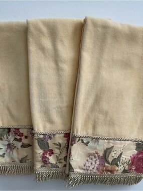 Aussino Bath Towels Yellow Floral Trim Size 24”x50”